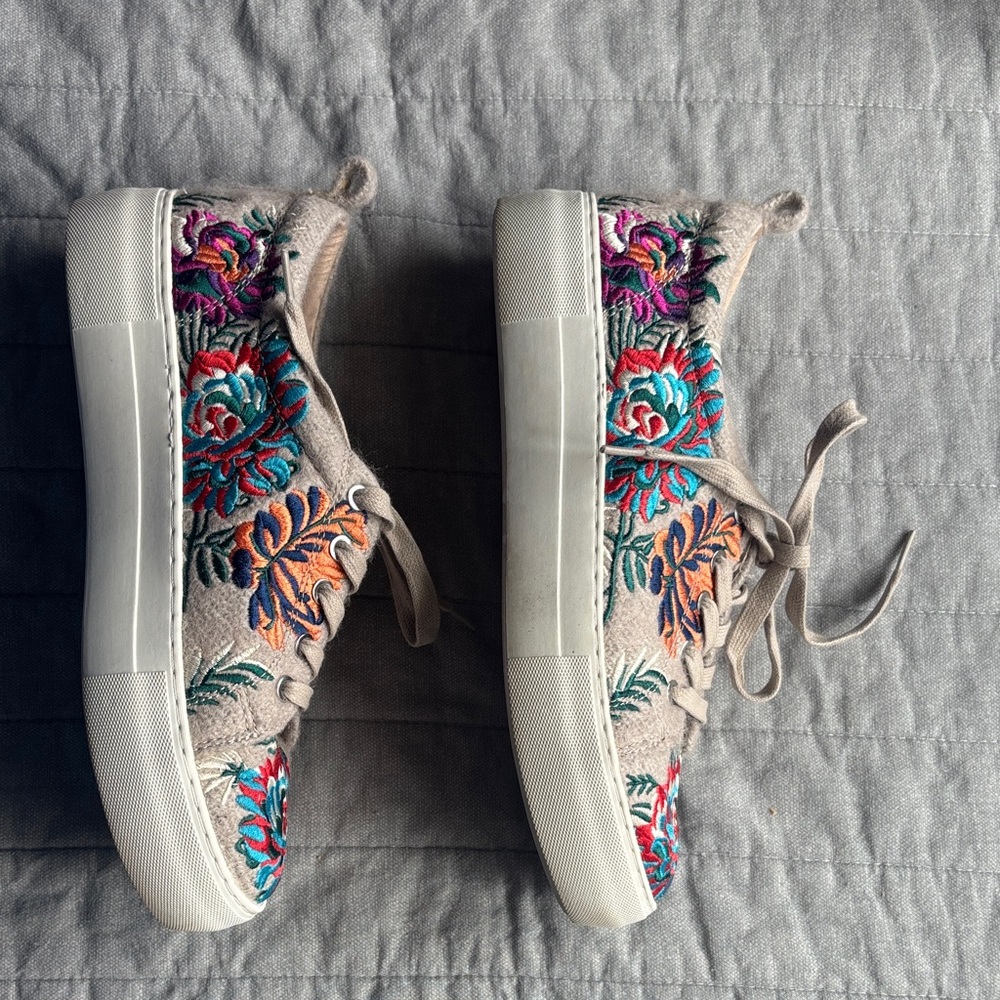 J/SLIDES Beige Sneakers with Multicolor Floral Embroidery